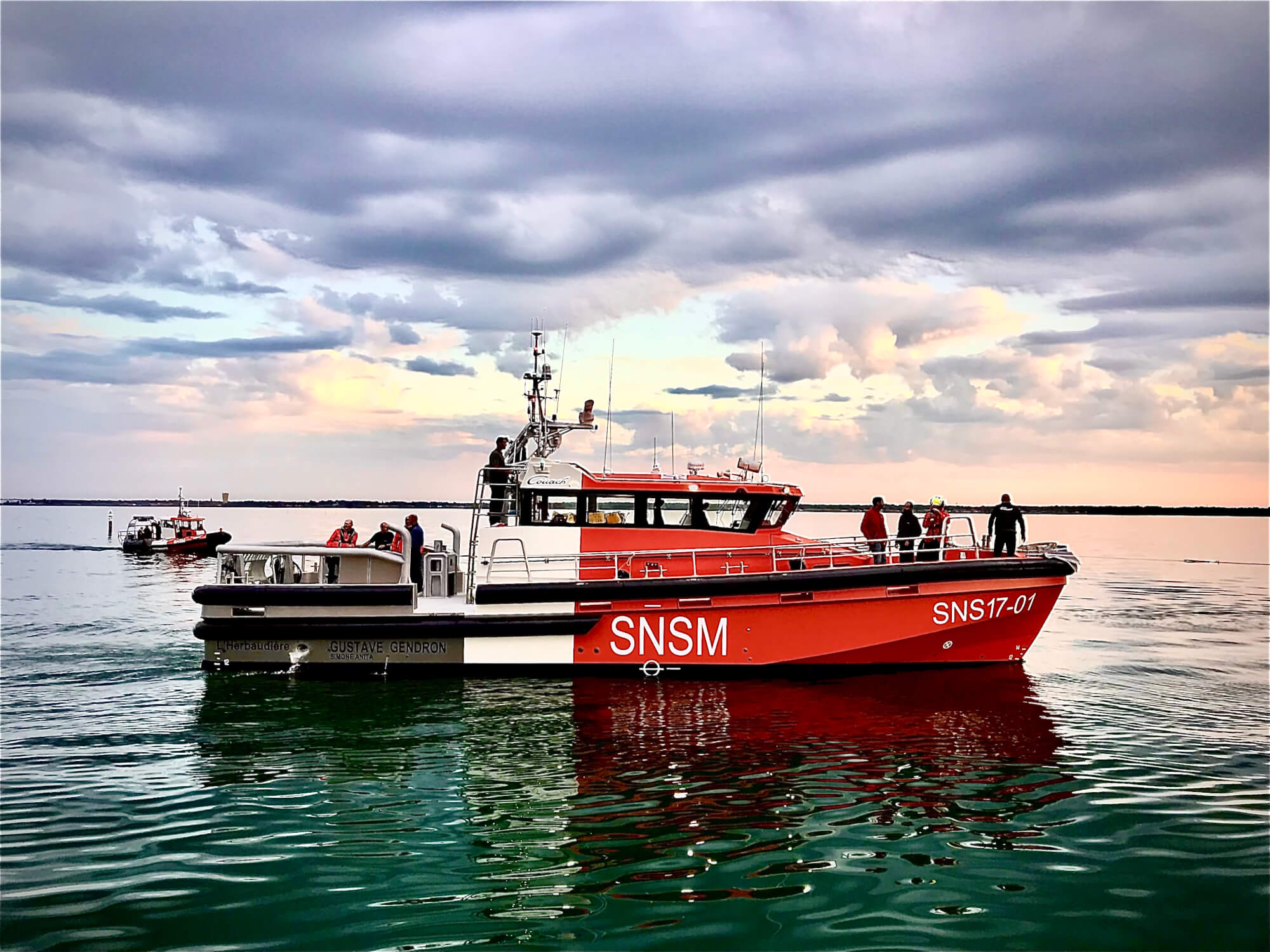 LA SNSM Présente sa nouvelle flotte avec une identitée visuelle par Philipe Starck - 